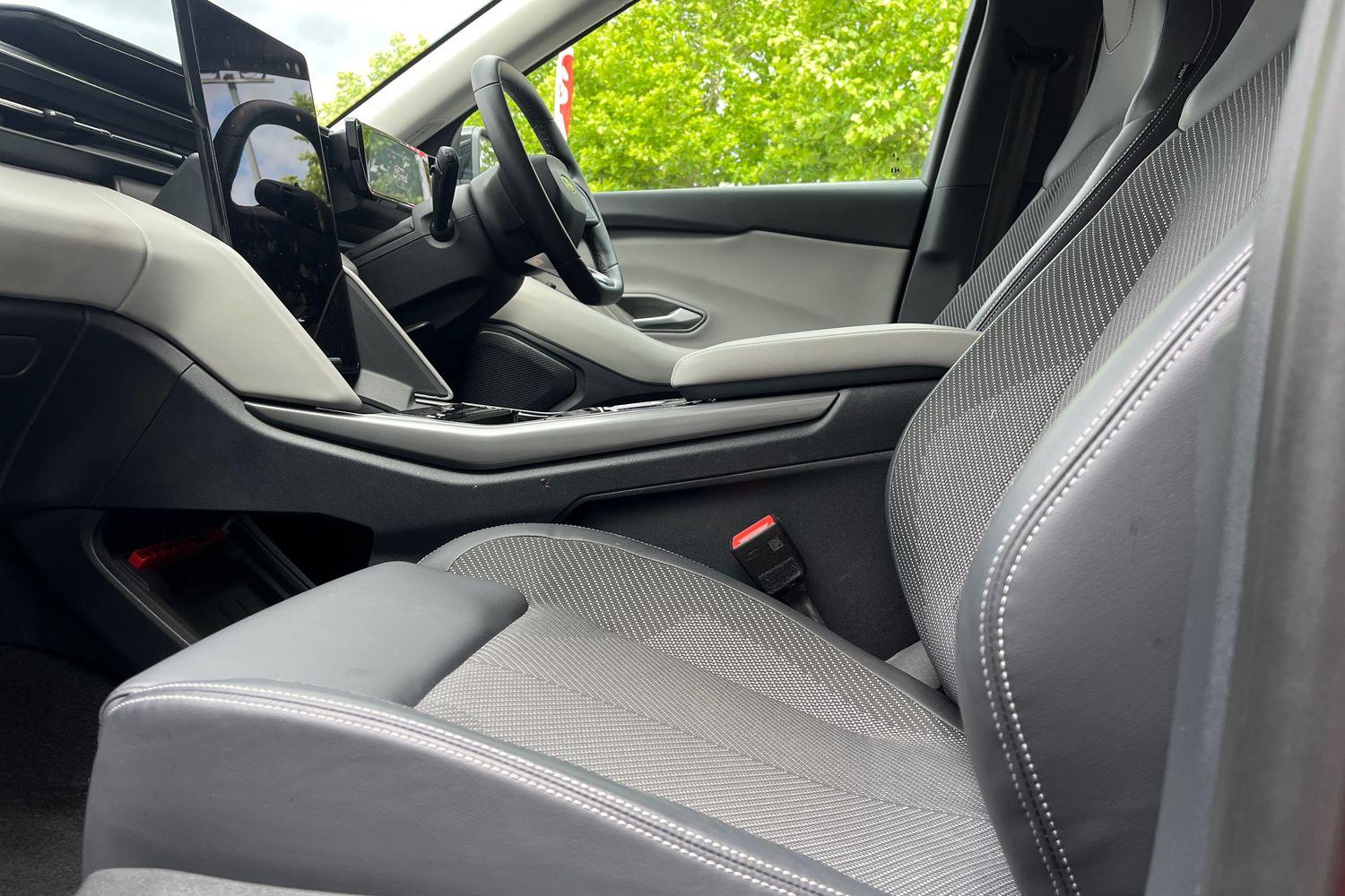 Ford EXPLORER Photo 17