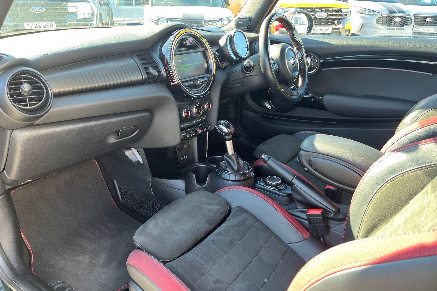 MINI HATCHBACK Photo 17