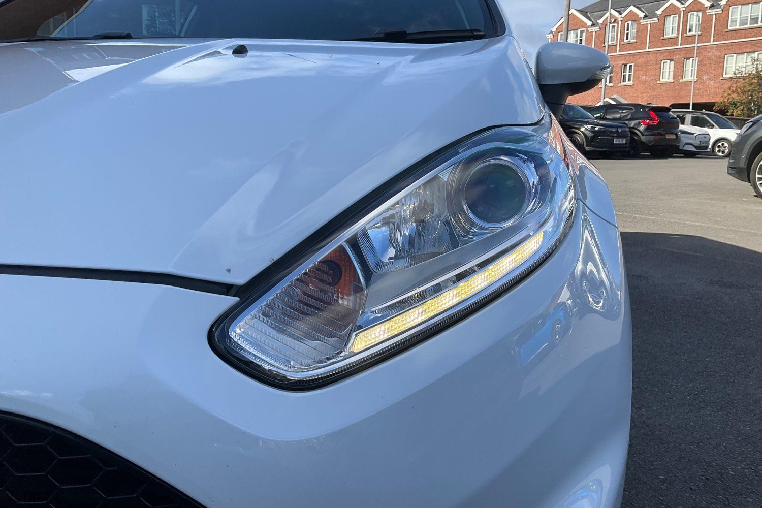 Ford FIESTA Photo 32