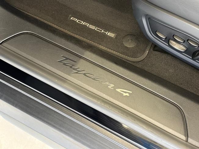 PORSCHE Taycan Photo 30