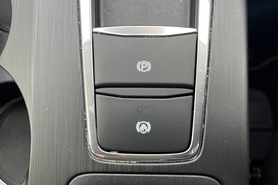 Ford Kuga Photo autoimg-226fa6b66561f882c90f2edba0baf09356001c22.jpg