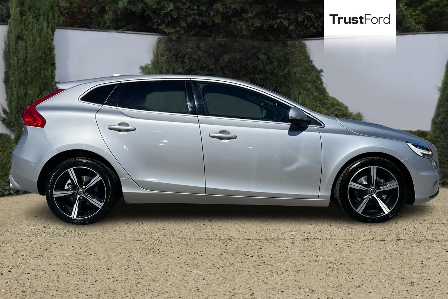 Volvo V40 Photo 2