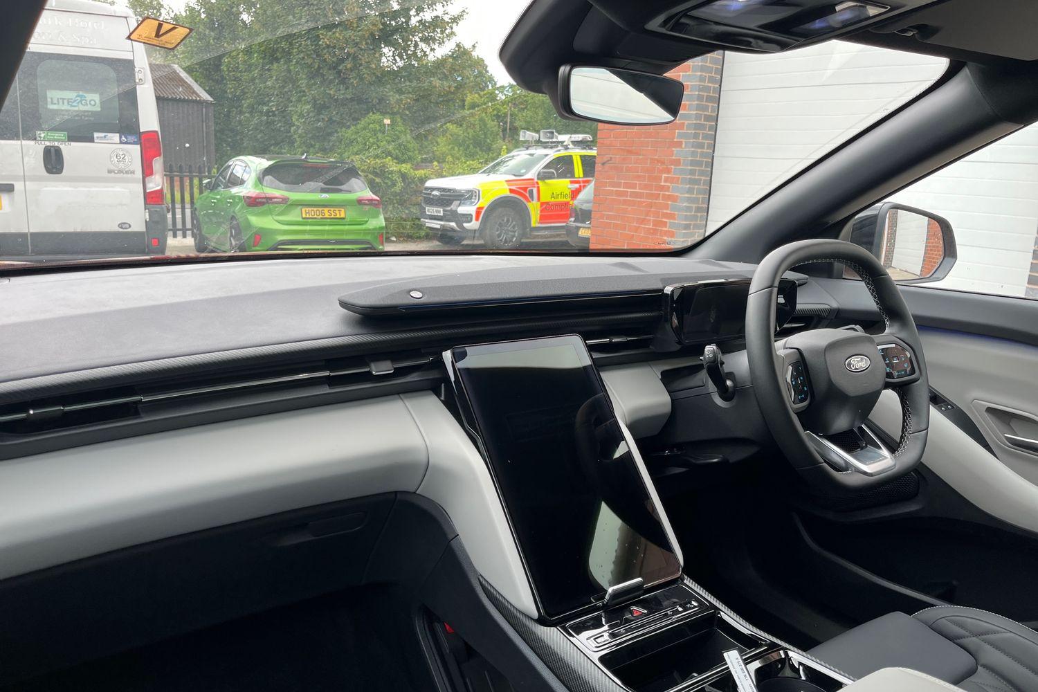 Ford EXPLORER Photo 17