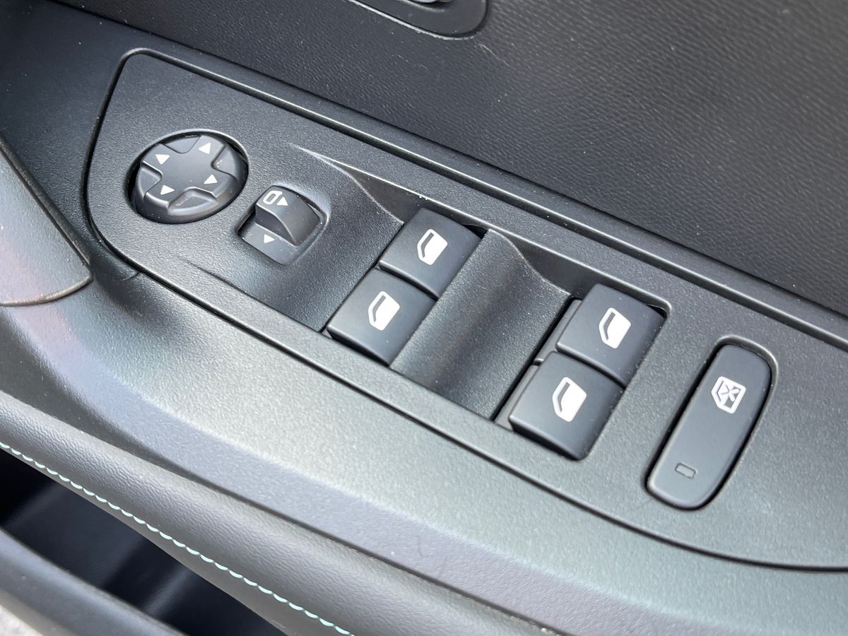 Peugeot E-2008 Photo 26