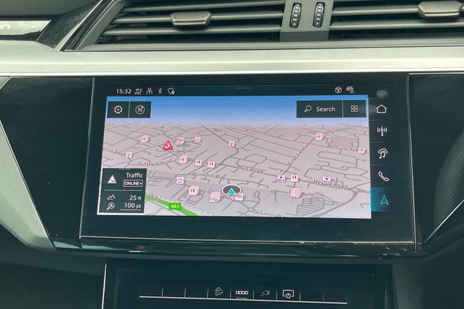 AUDI Q8 E-Tron Photo 14