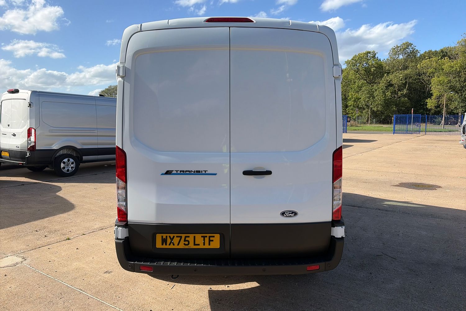 Ford E-TRANSIT Photo 12