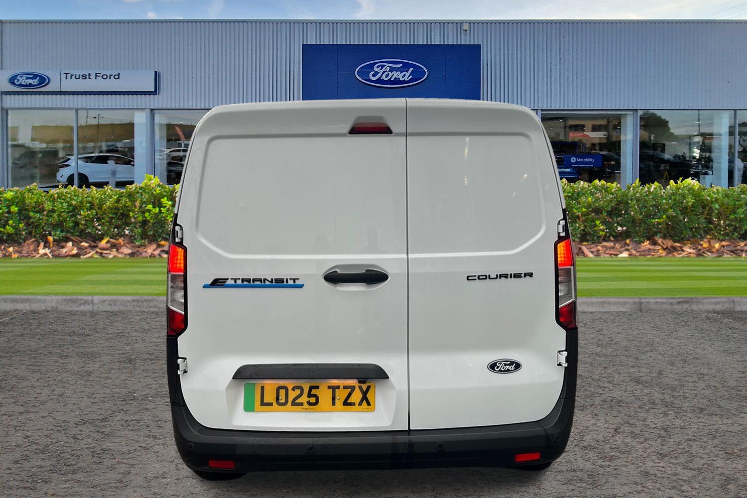 Ford E-TRANSIT COURIER Photo 11