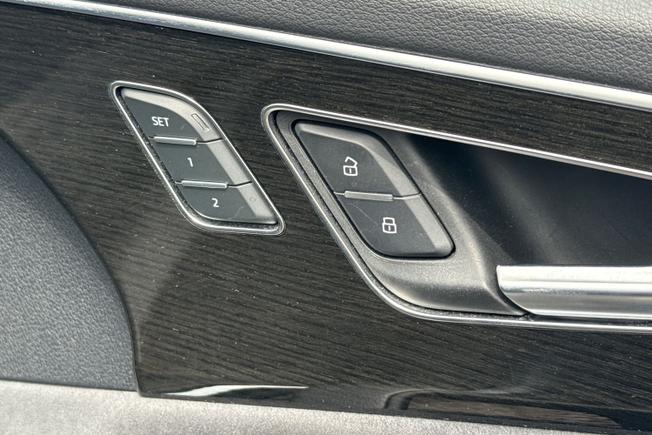 AUDI Q8 Photo 30