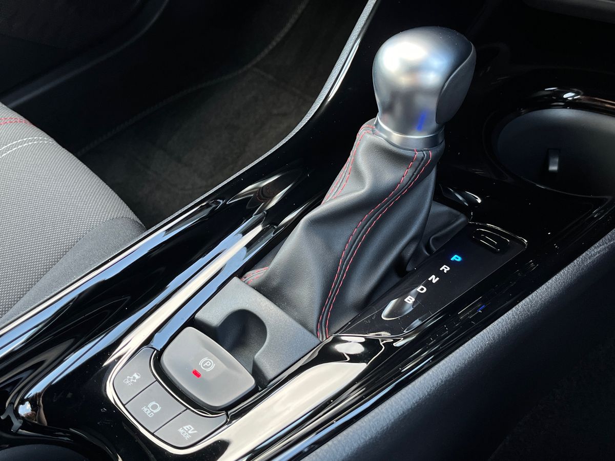 Toyota C-HR Photo 13