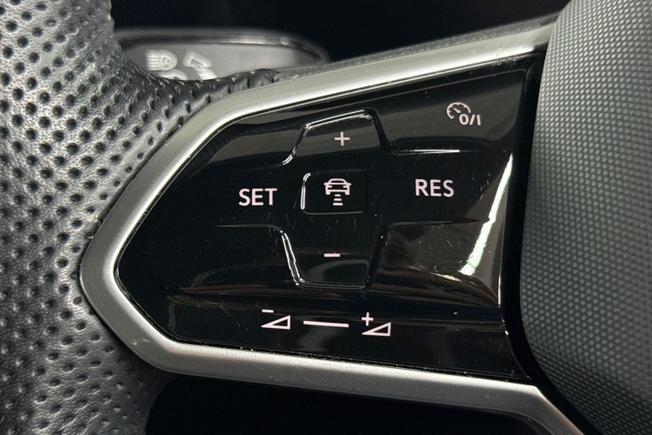 VOLKSWAGEN Touareg Photo 16