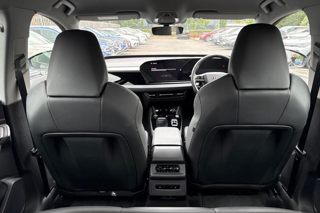 Audi Q6 e-tron Photo 30