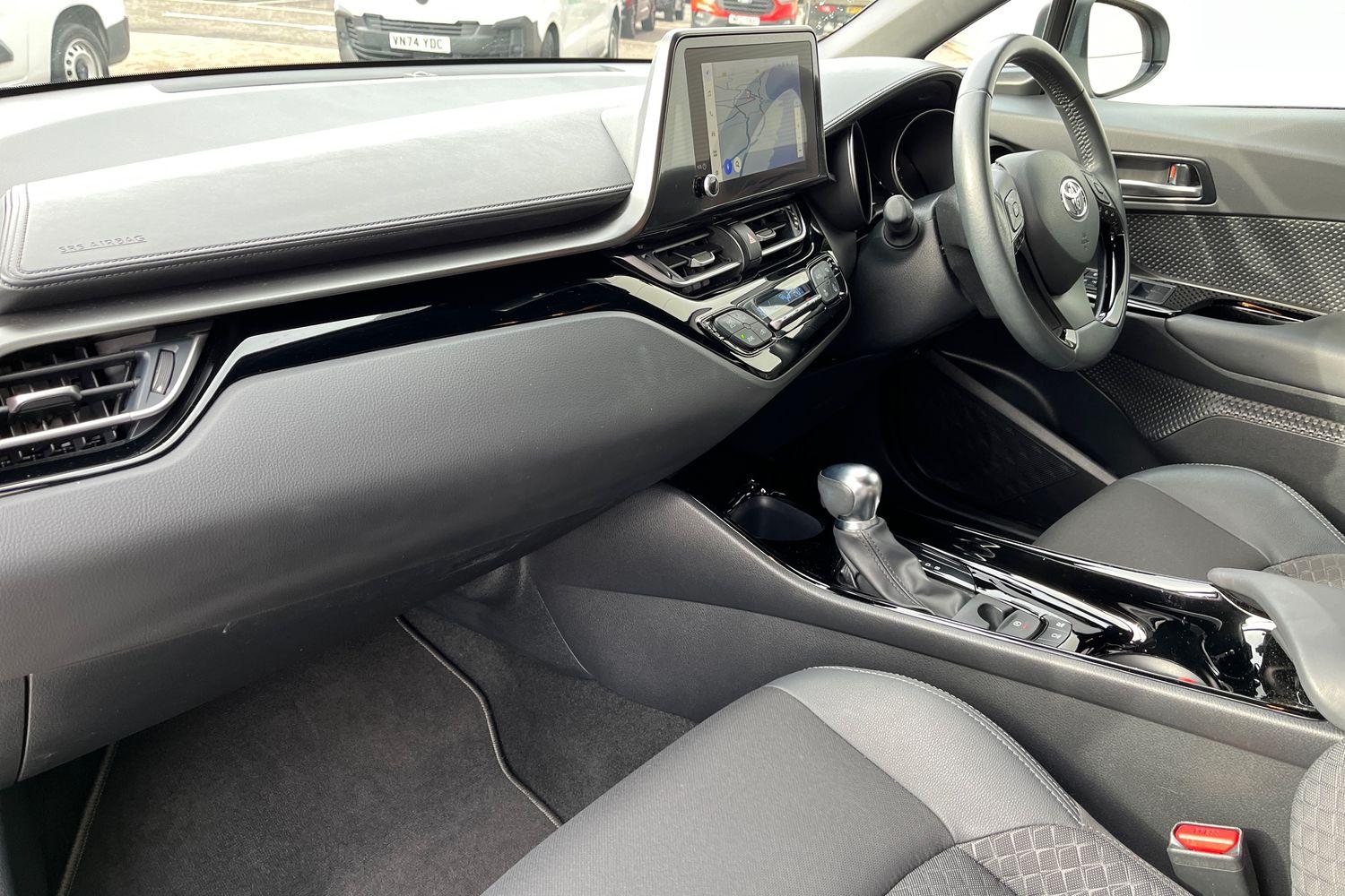 Toyota C-HR Photo 17
