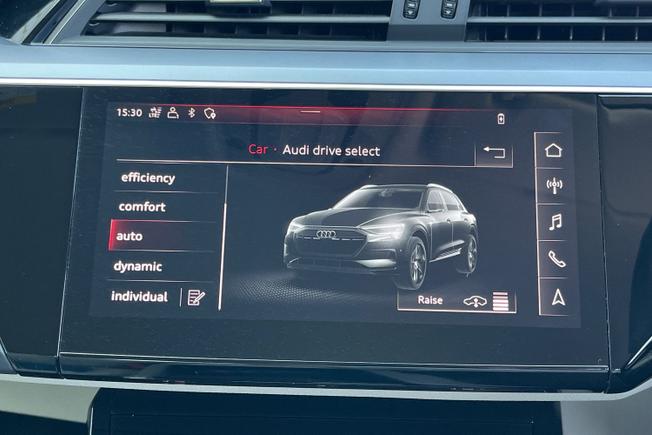 AUDI e-tron Photo 24