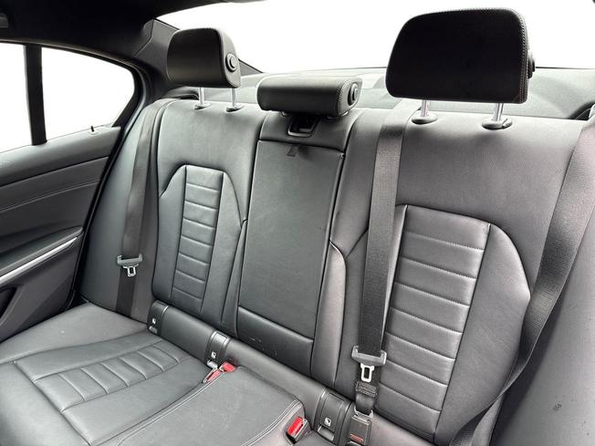 BMW 3 Series Photo 9