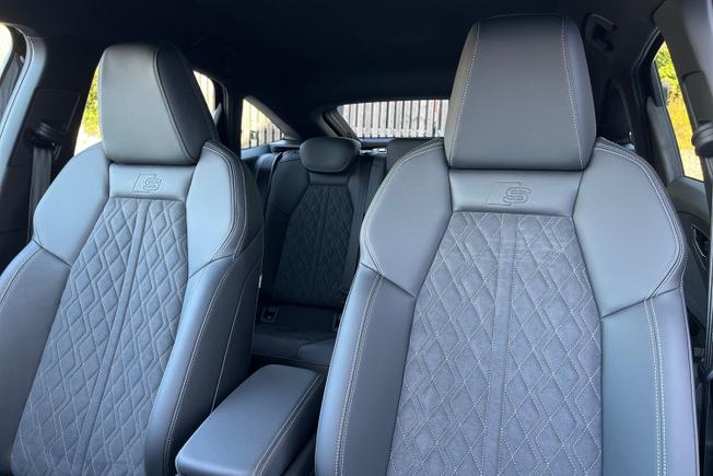 AUDI Q4 e-tron Photo 21