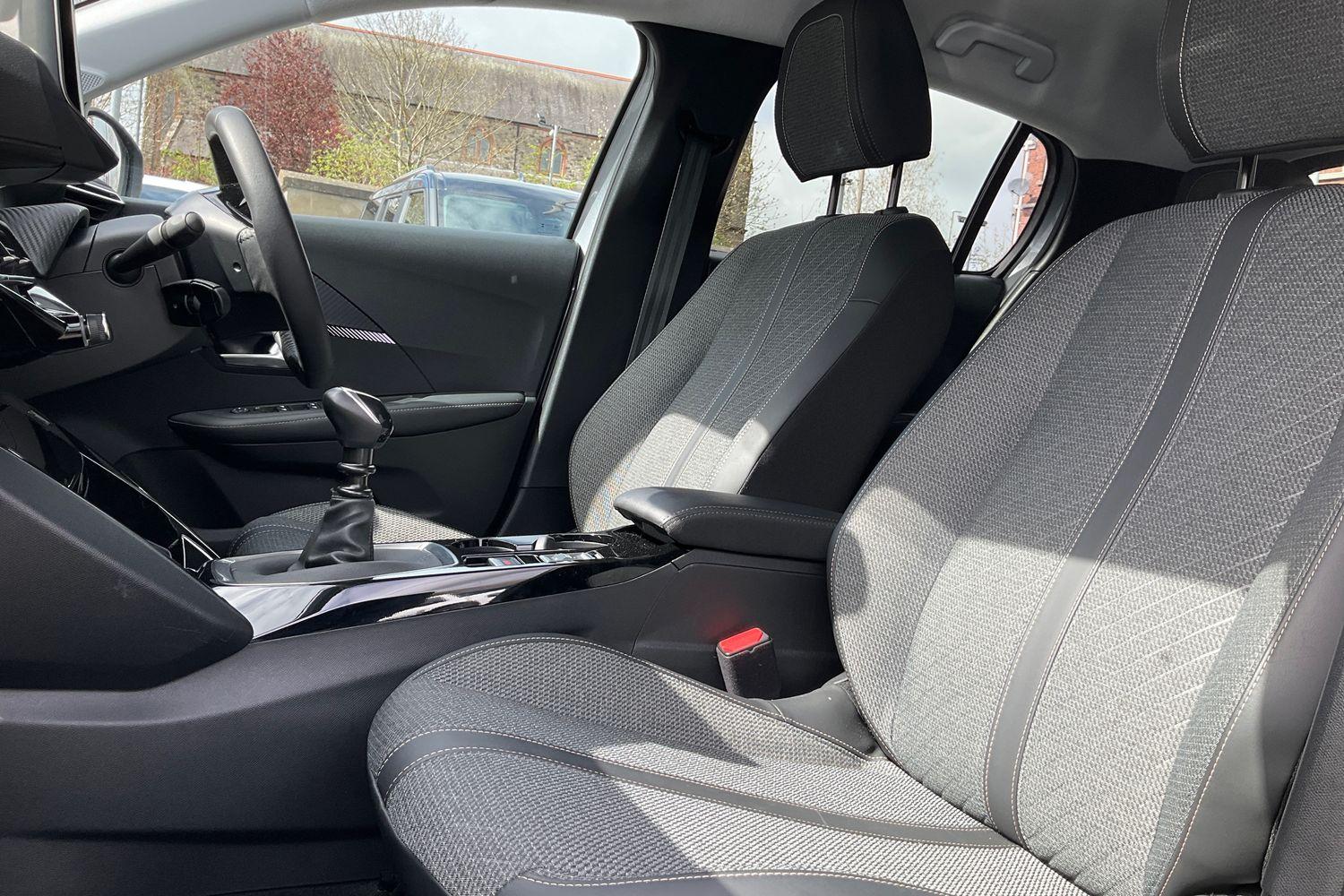 Peugeot 208 Photo 18