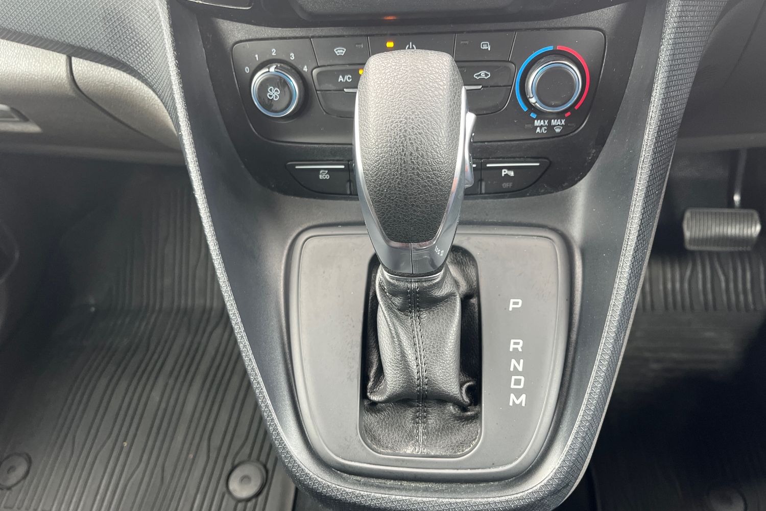 Ford TRANSIT CONNECT Photo 15