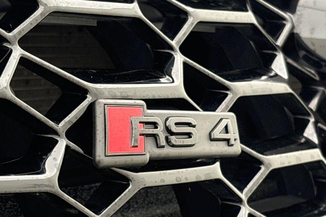 Audi RS4 Photo 22