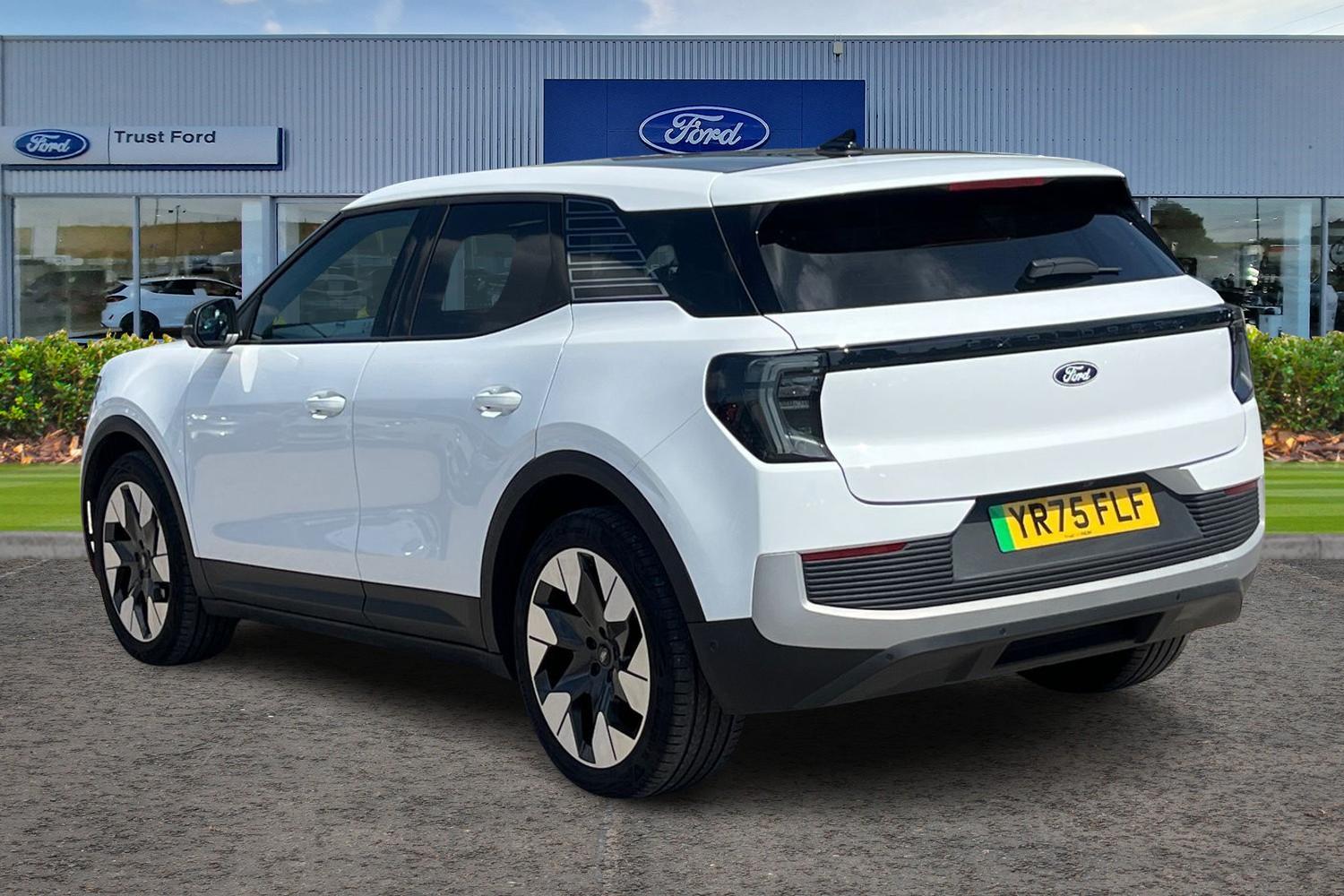 Ford Explorer Photo 1