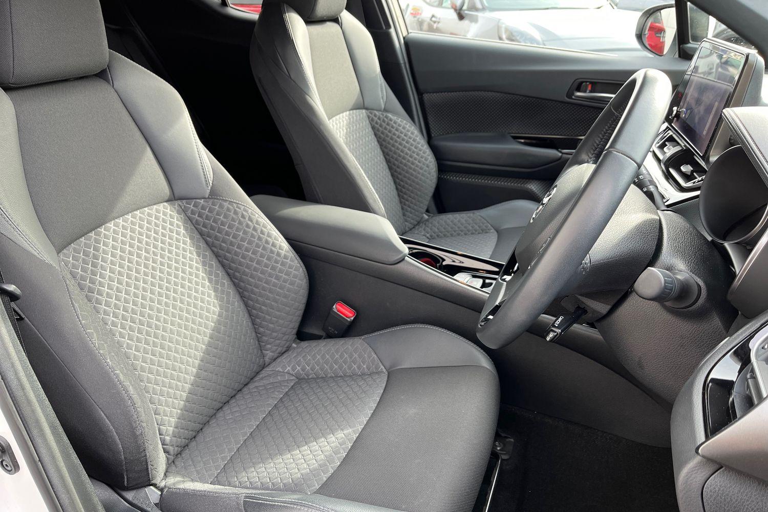Toyota C-HR Photo 16