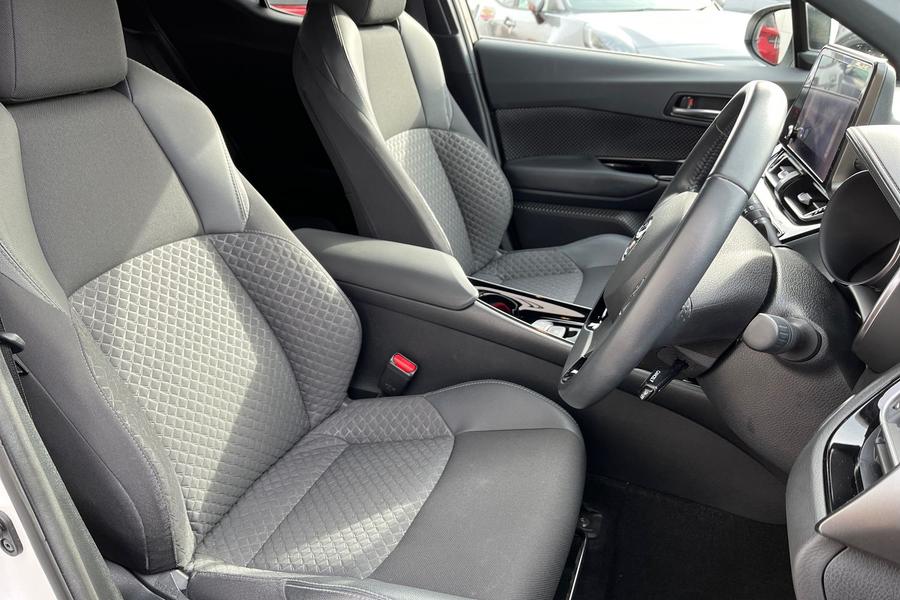 Toyota C-HR Photo autoimg-2451436c085c5ee3e940b5fc391716c1811f7bc4.jpg