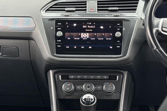 VOLKSWAGEN Tiguan Photo 23