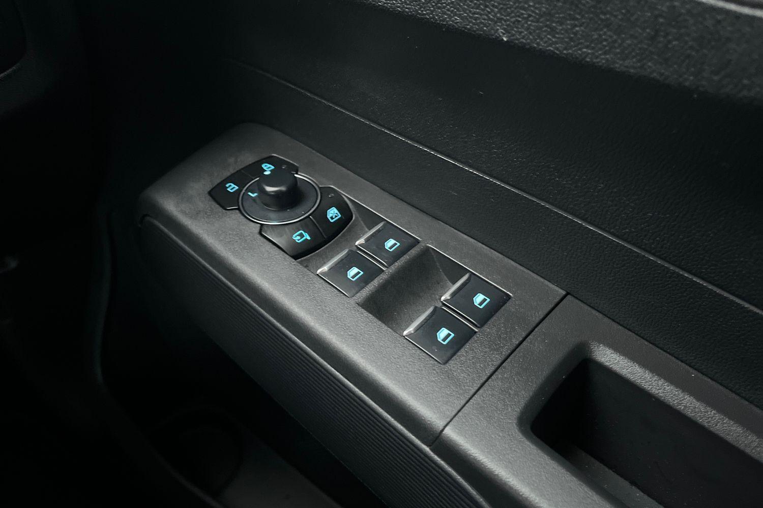 Ford E-Tourneo Courier Photo 15