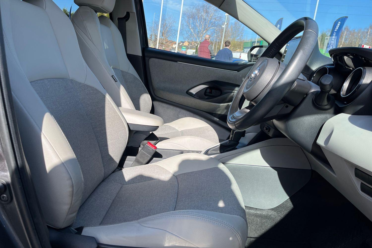 Toyota YARIS Photo 16