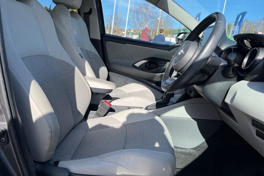 Toyota YARIS Photo autoimg-247daf6f1e5087f5027c27cb39e8aeb687056de4.jpg