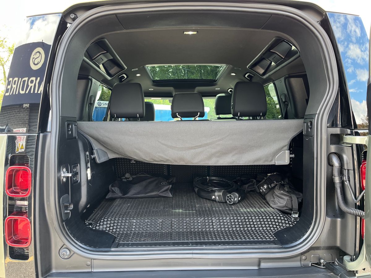 Land Rover Defender 110 Photo 36
