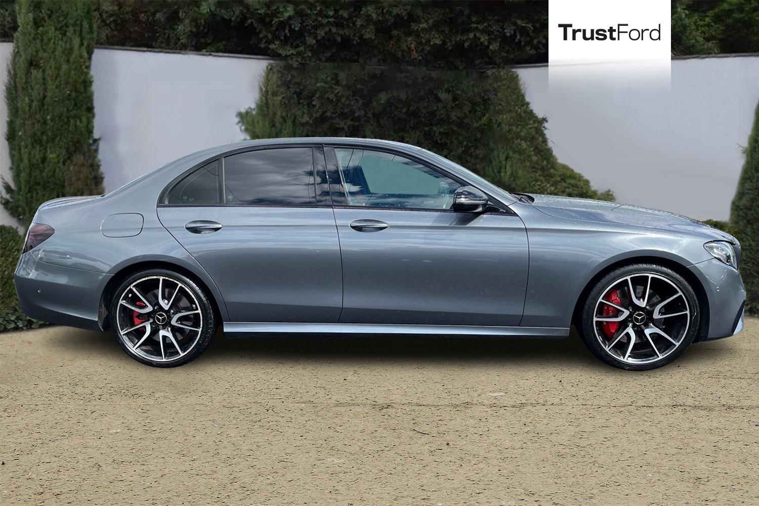 Mercedes-Benz E CLASS Photo 2
