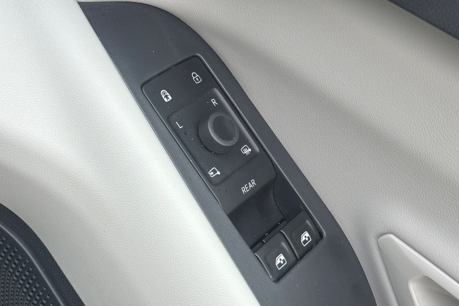 Ford Explorer Photo 15