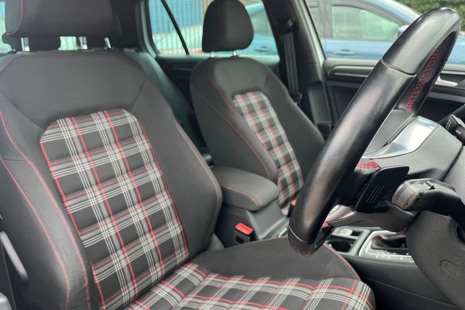 Volkswagen GOLF Photo 16