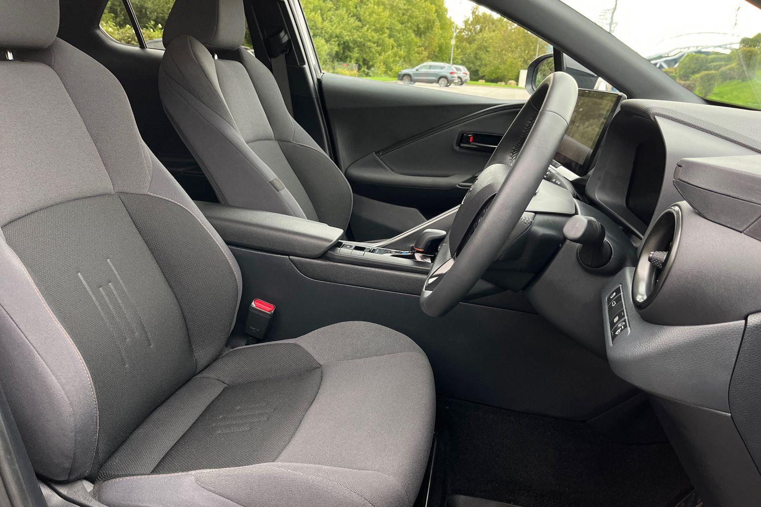 Toyota C-HR Photo 16