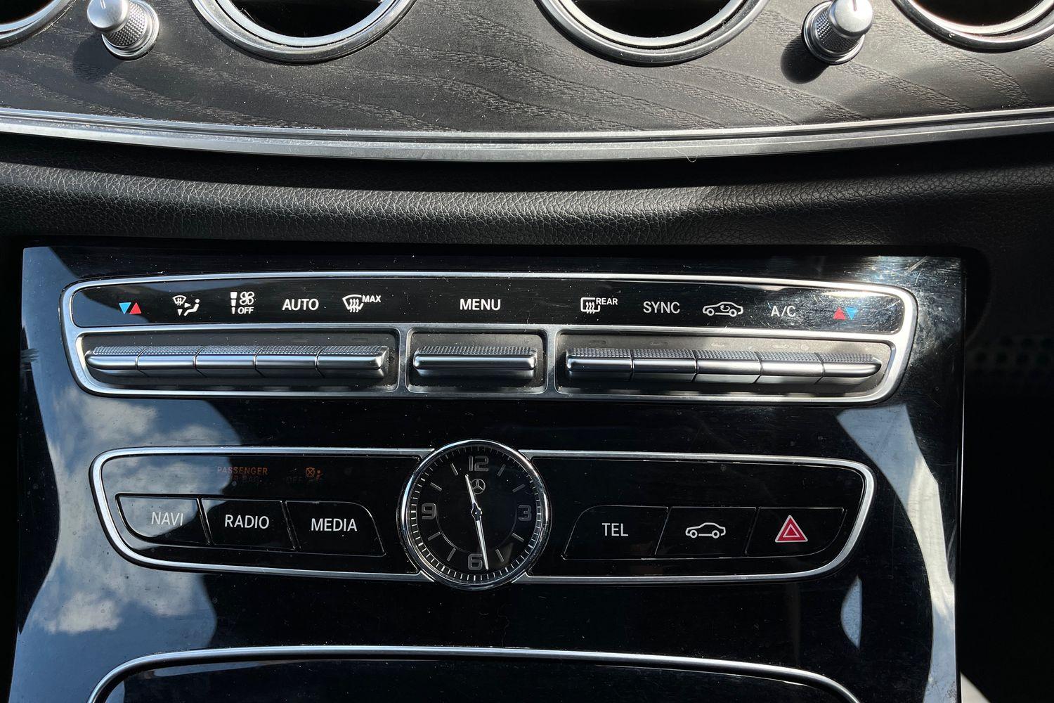 Mercedes-Benz E CLASS Photo 27