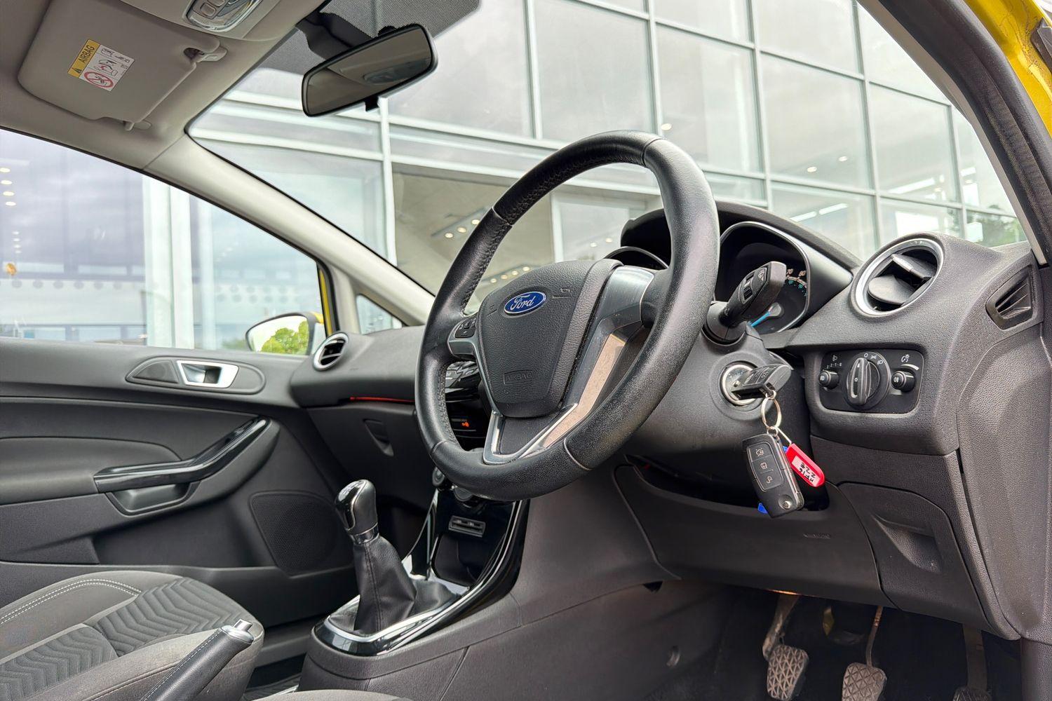 Ford FIESTA Photo 38
