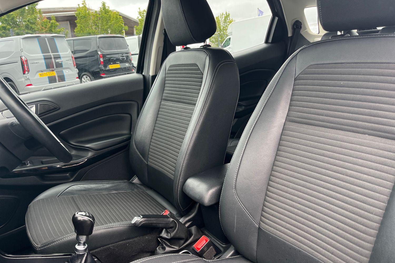 Ford ECOSPORT Photo 18