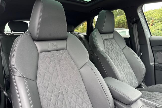 AUDI Q4 e-tron Photo 32