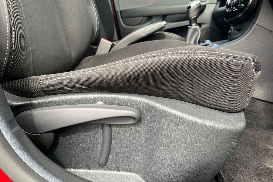 Renault CLIO Photo autoimg-25a6f7685207da774f741f40e1890f2ea7e4743a.jpg