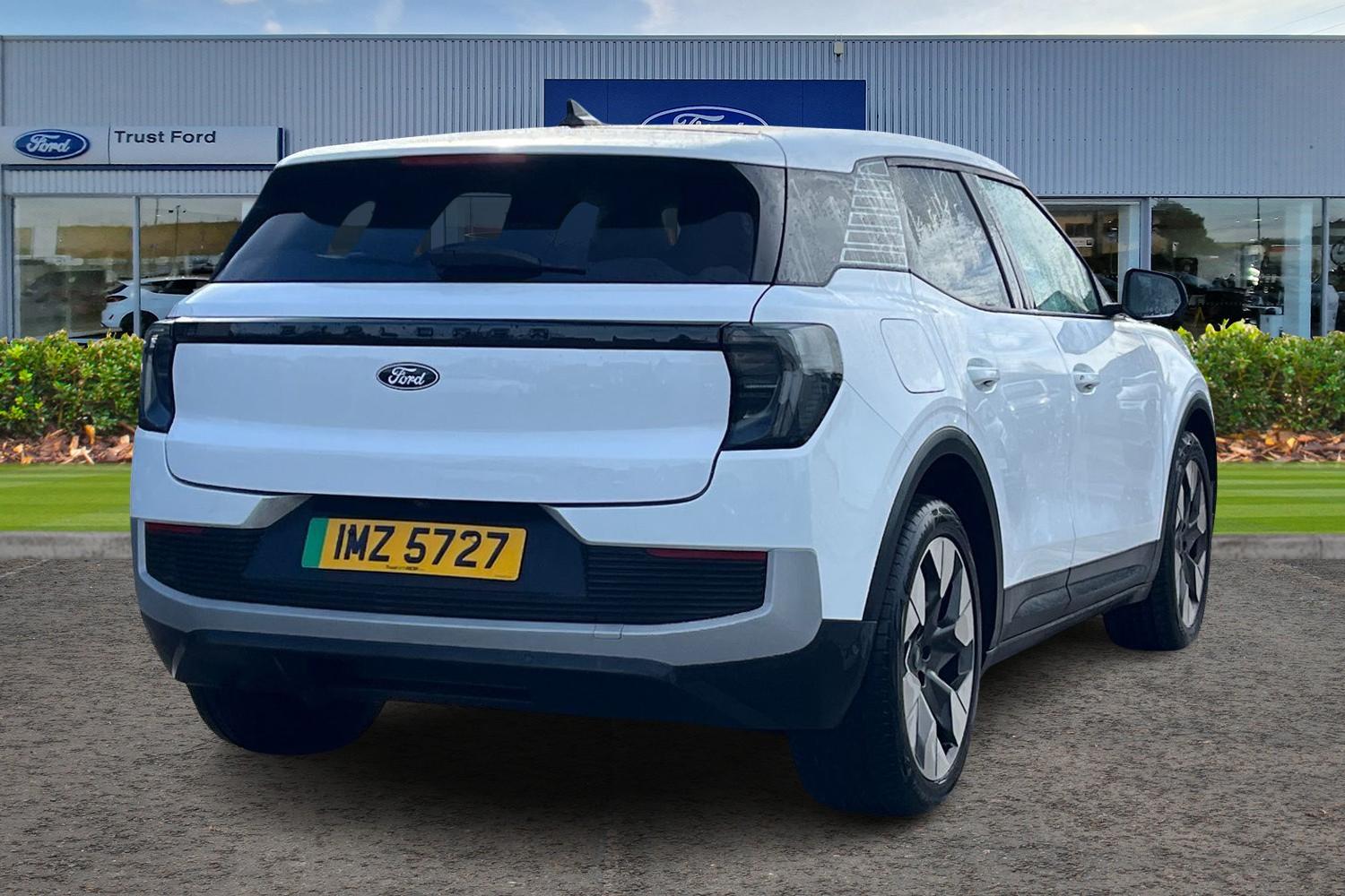 Ford Explorer Photo 3