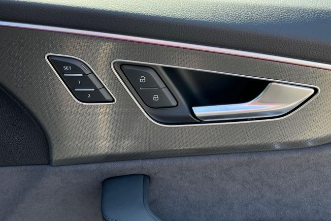 AUDI Rsq8 Photo 51