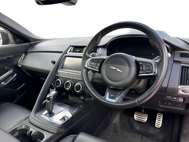 Jaguar E-PACE Photo 6