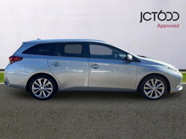 TOYOTA Auris Photo 4