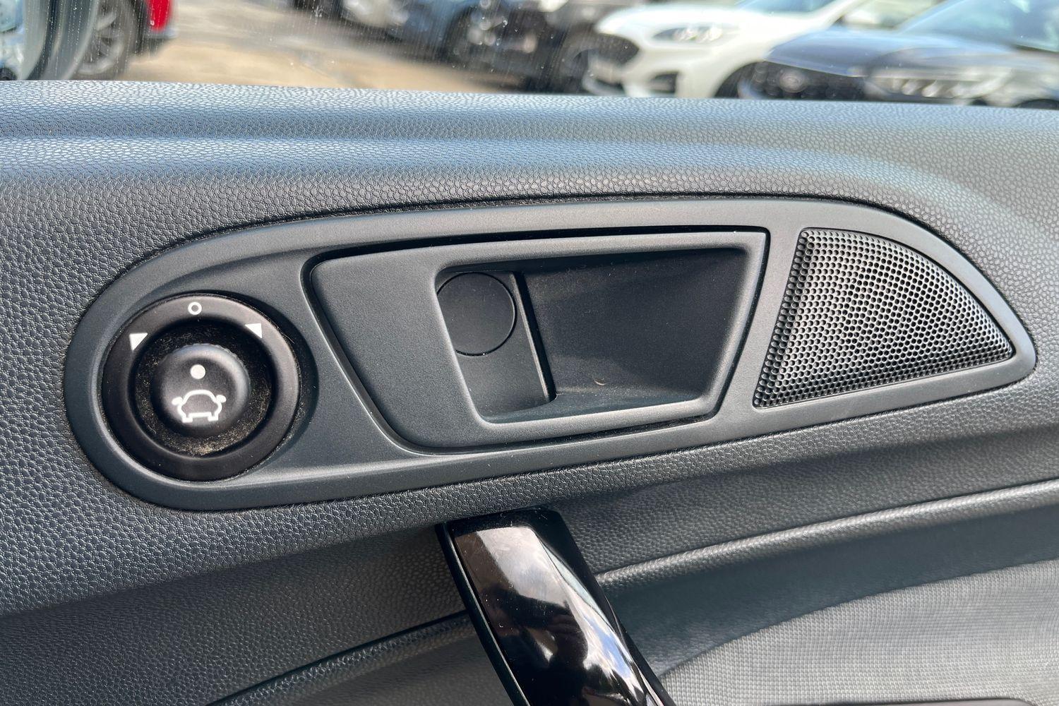 FORD FIESTA Photo 25