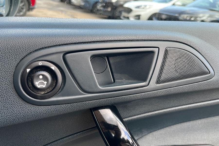 FORD FIESTA Photo autoimg-261d19dbbc711358c202698a735bc8fce3b8d7f7.jpg