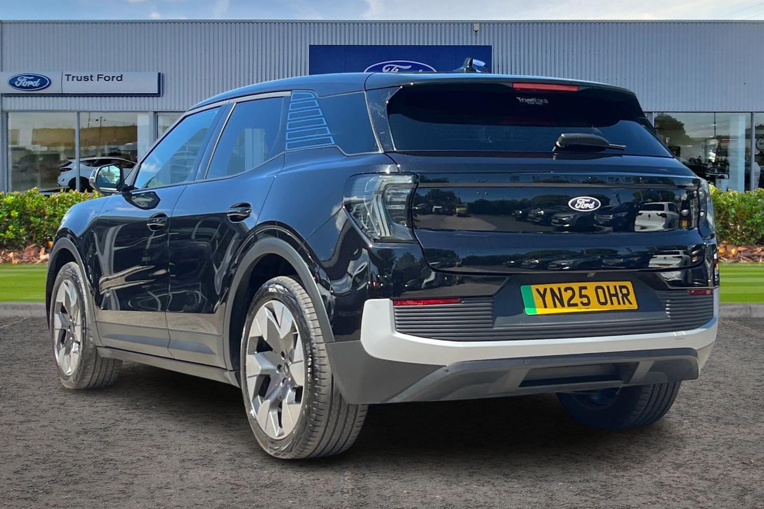 Ford Explorer Photo 1