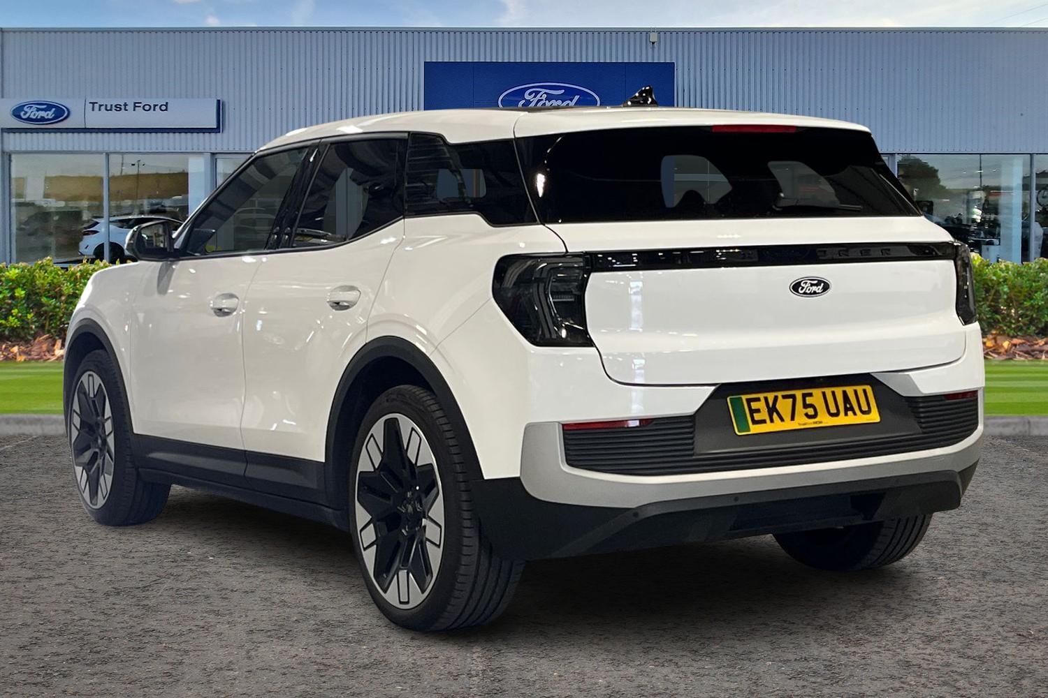 Ford Explorer Photo 1
