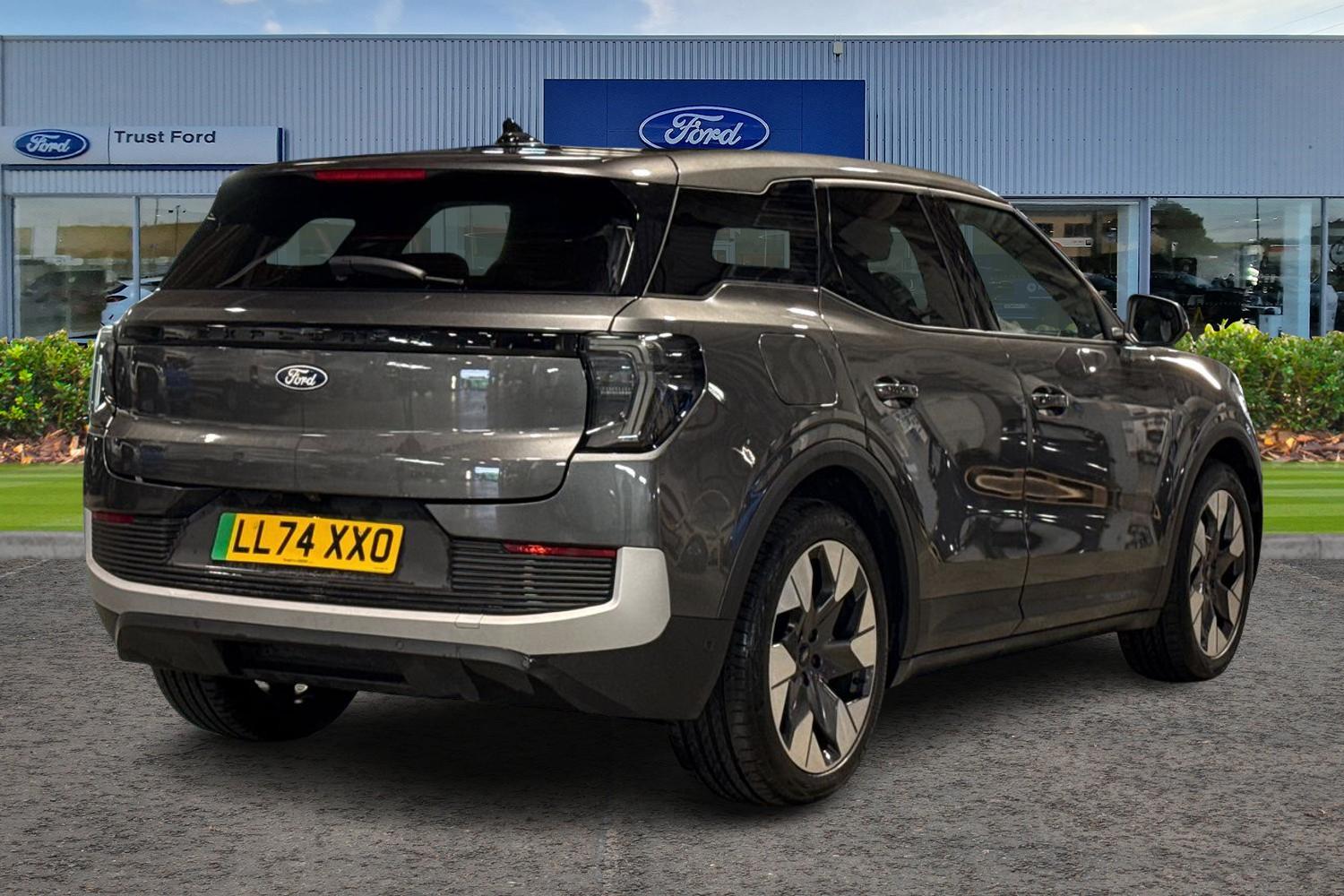 Ford Explorer Photo 3