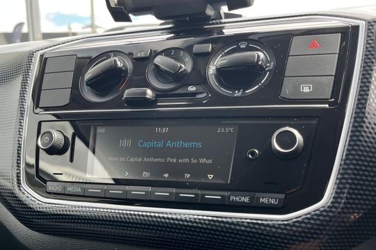 Volkswagen up! Photo autoimg-2683496c03197b6f602f9320358a8f079cb10665.jpg