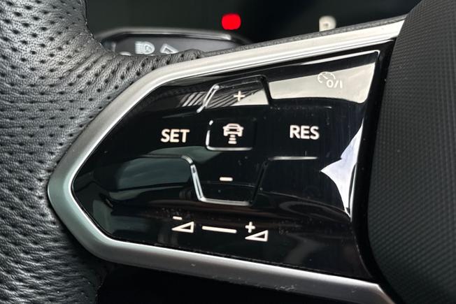 VOLKSWAGEN Touareg Photo 16